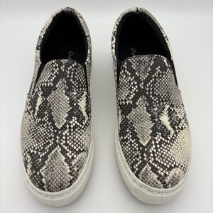 Qupid Ivory/Black Faux Snakeskin Reba Slide On Sneakers; Size 8